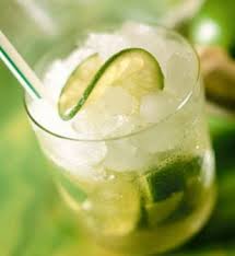 coctel de caipiroska,bebida de caipiroska,prepara de caipiroska
