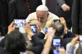 El Papa rifará, Papa rifará sus regalos, sombrero blanco modelo Panamá