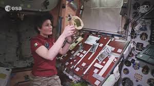 Cristoforetti cocina en espacio, Cristoforetti cocina, astronauta cocina espacio