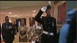 soldado regaña por saludar, soldado ingles regaña niña, soldado ingles abofetea niña