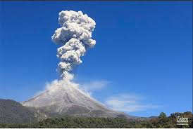 volcan colima con fumarola, volcan colima emite fumarola, volcan colima tiene fumarola