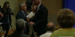 trump corre jorge ramos, sacan periodista evento trump, expulsan a jorge ramos